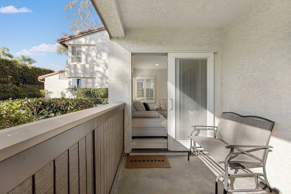 Walk to Beach Pool, Hot Tub, Private Patio, Parking Seabreeze Retreat