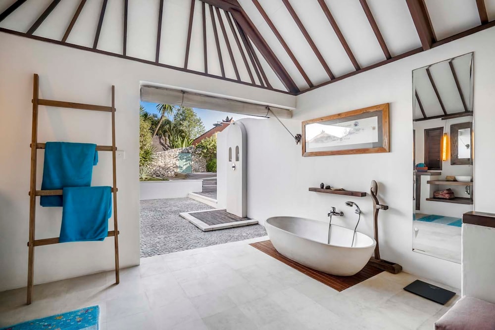 Villa Maimalu by Alfred in Bali - Heaven 4 BR Villa With Large Pool and Lush Garden