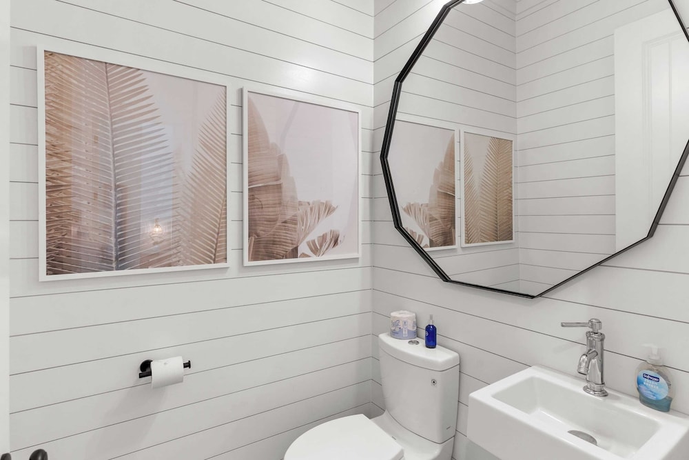 Priv Heated Pool + Hot Tub, Boat-friendly, Sleeps 16! Good Times by Avantstay
