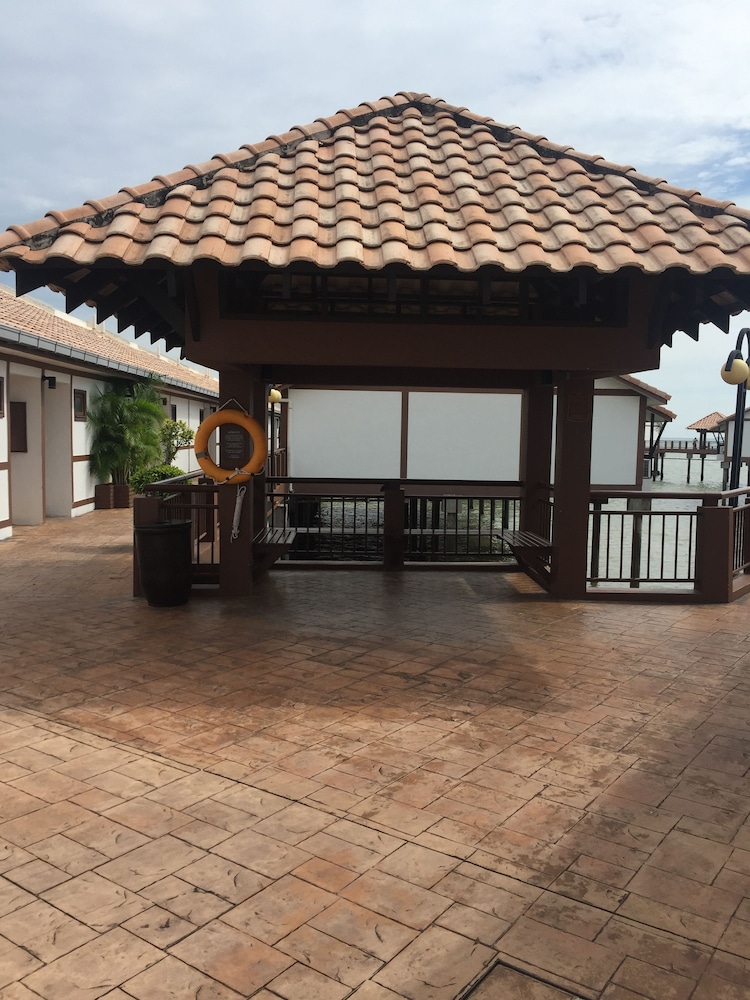 CMK & Private Water Chalet