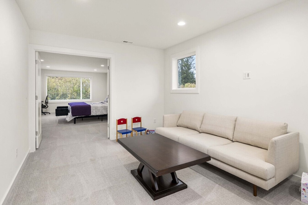 Brand New 5BR Home Fenced Yard Ample Parking