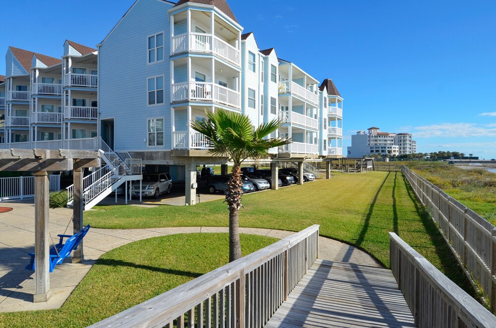 Seascape 1211 2 Bedroom Condo by RedAwning