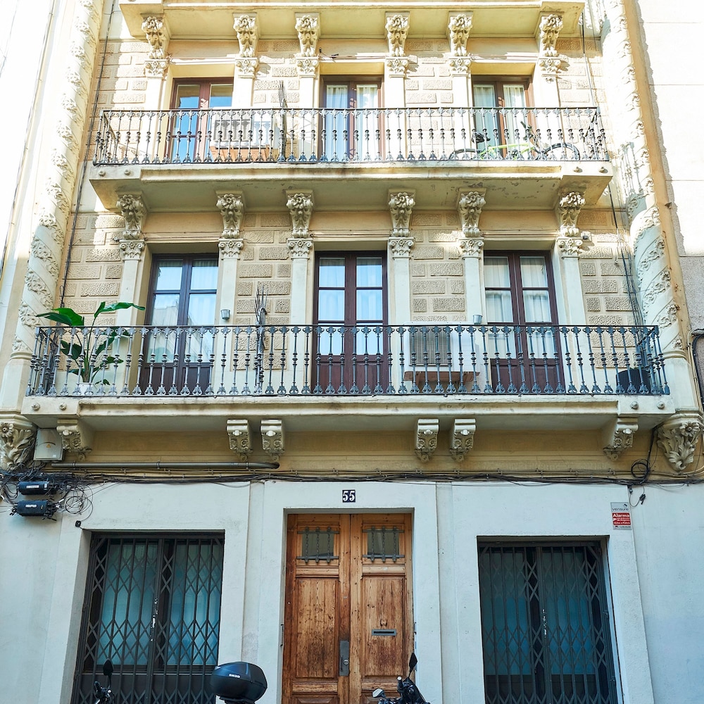 Charming Modern Apt in Trendy Gracia 5PP by Myrentalhost