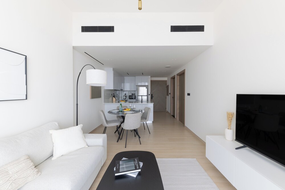 Bright 1BR in Binghatti Corner