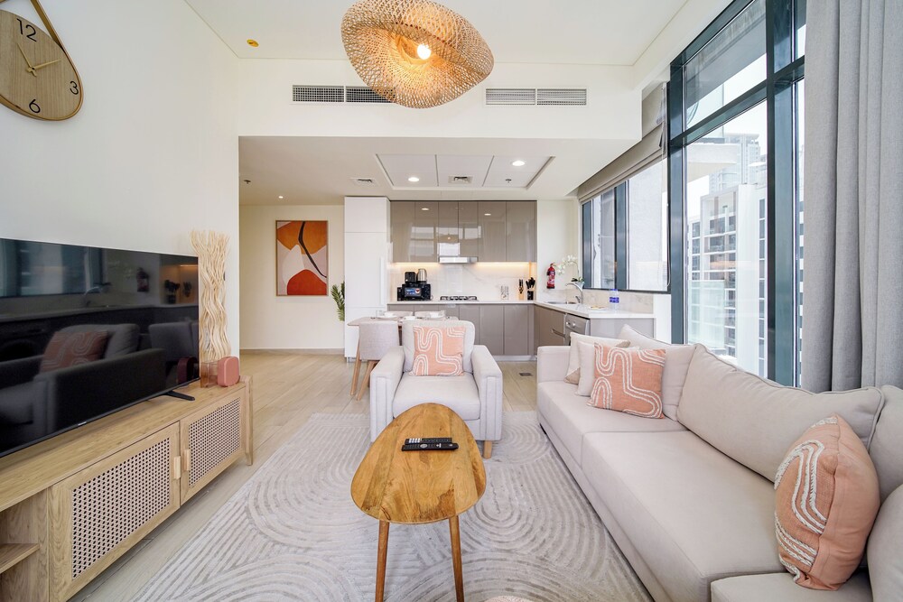 PVH - Stylish 1BR - Azizi Riviera