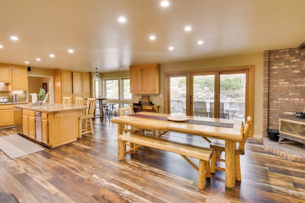 Hot Tub + Pool Table: Cabin Near Calaveras Park!