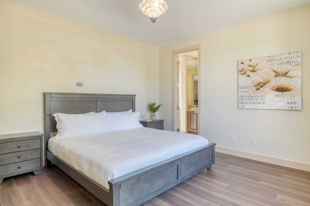 Luxe Scottsdale Oasis With Pool, Hot Tub, Firepit and Outdoor Lounge Avantstay