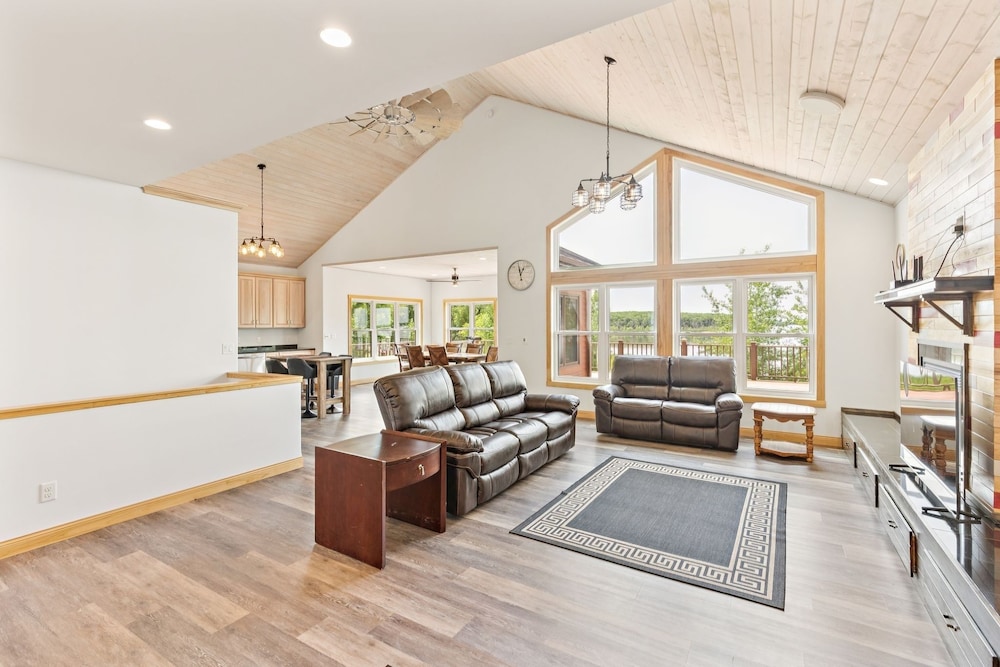 Lakeside 4br Retreat Private, Peaceful & Scenic 4 Bedroom Villa