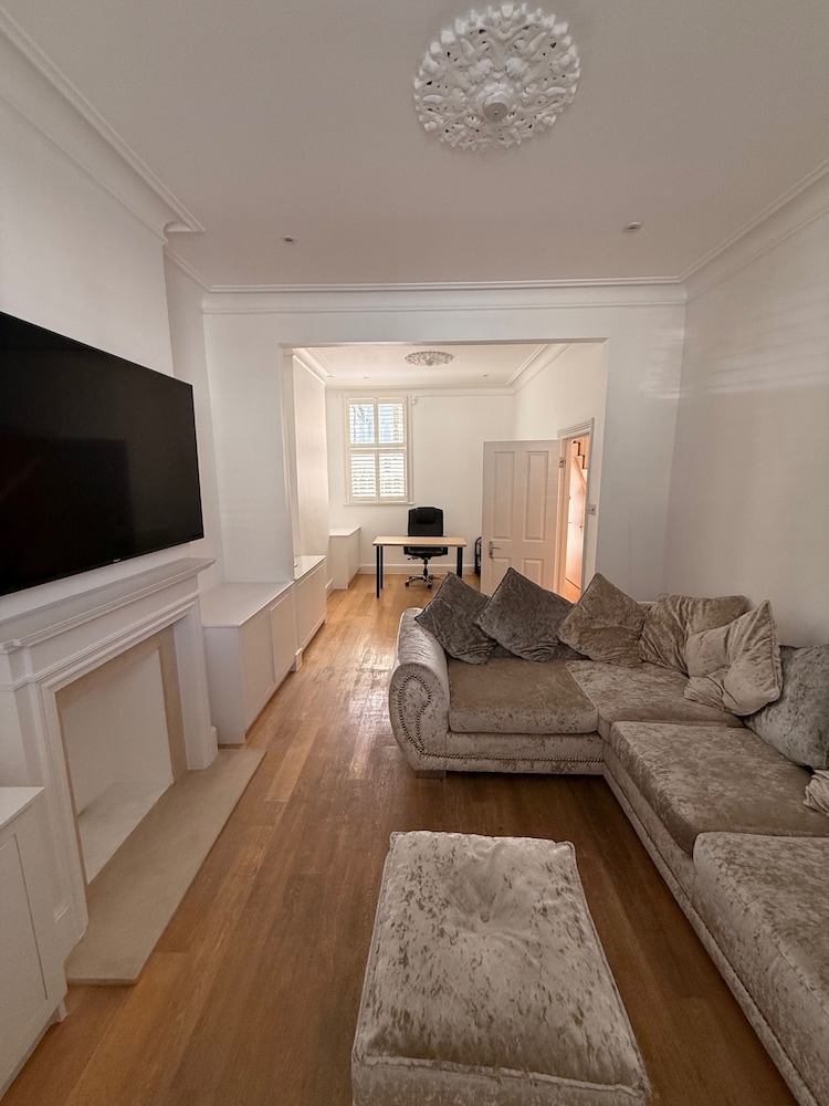 5 Bed House - Sleeps 8 - Pets - Parking - Wifi