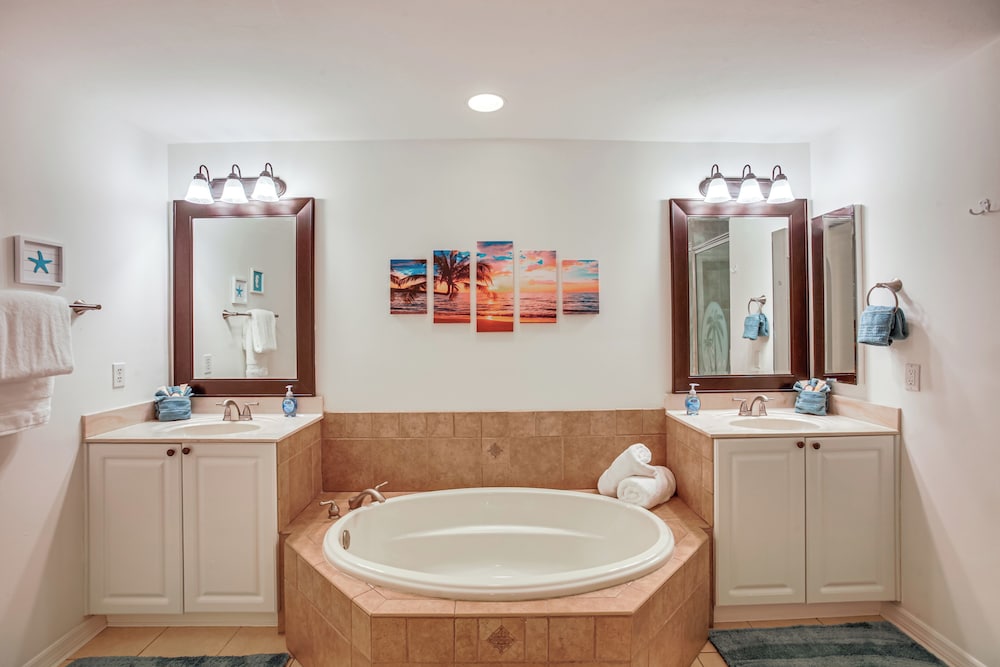 Game Room & Hot Tub: Easy Cape Coral Adventures