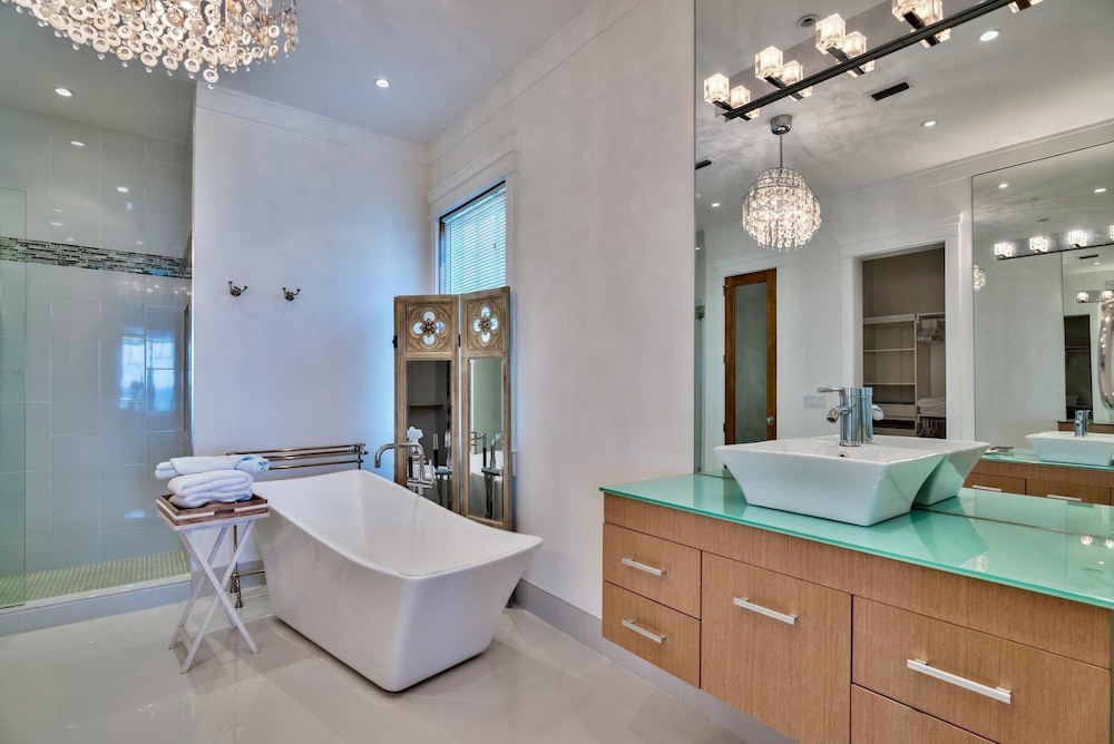 Tangled In Blue 5 Bedroom Holiday Home by Five Star Properties