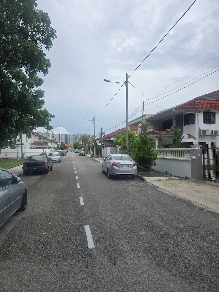 Bayan Lepas Getaway - Nature Views & BBQ Haven