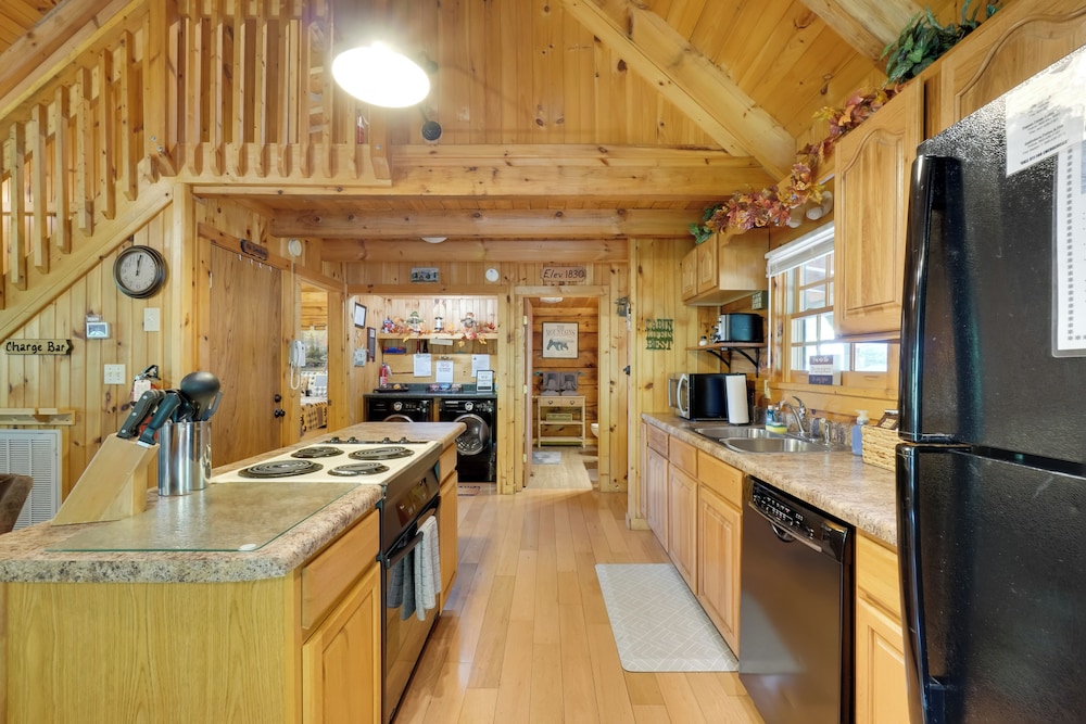 Hot Tub & Deck! 'bear Hugs Cabin' Near Gatlinburg