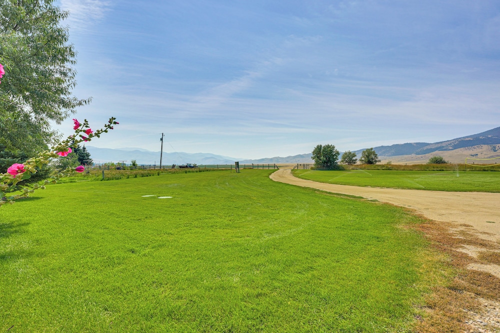 Montana Mountain Getaway: Deck & Amazing Views