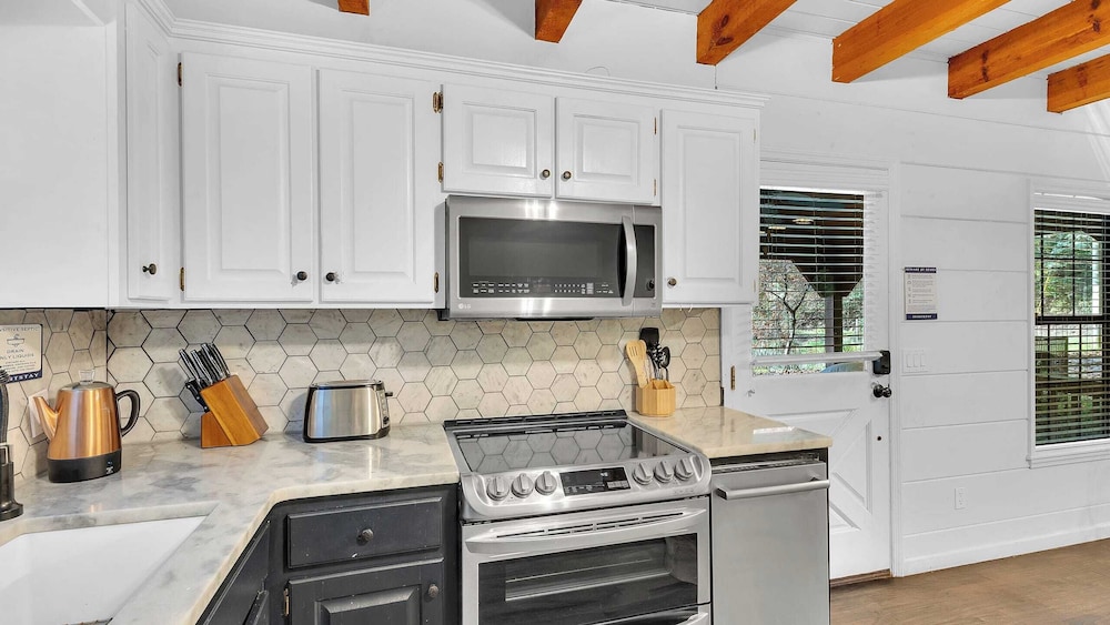 Lakeside Cabin w/ Hot Tub, Fireplace Near Dollywood & Trails Smoky Shores Retreat by Avantstay