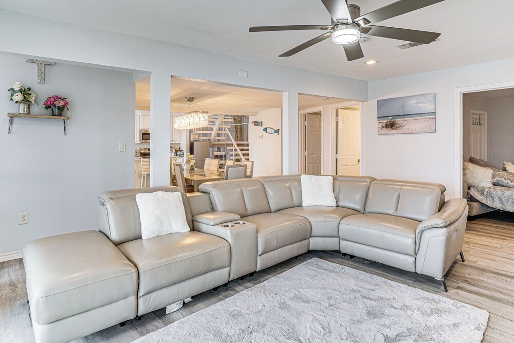 Lakefront Runaway Bay Retreat w/ Private Dock