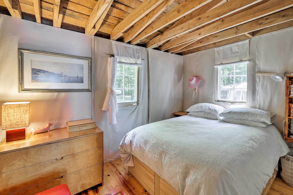 Cozy Lakefront Madison Cabin w/ Dock & Kayaks