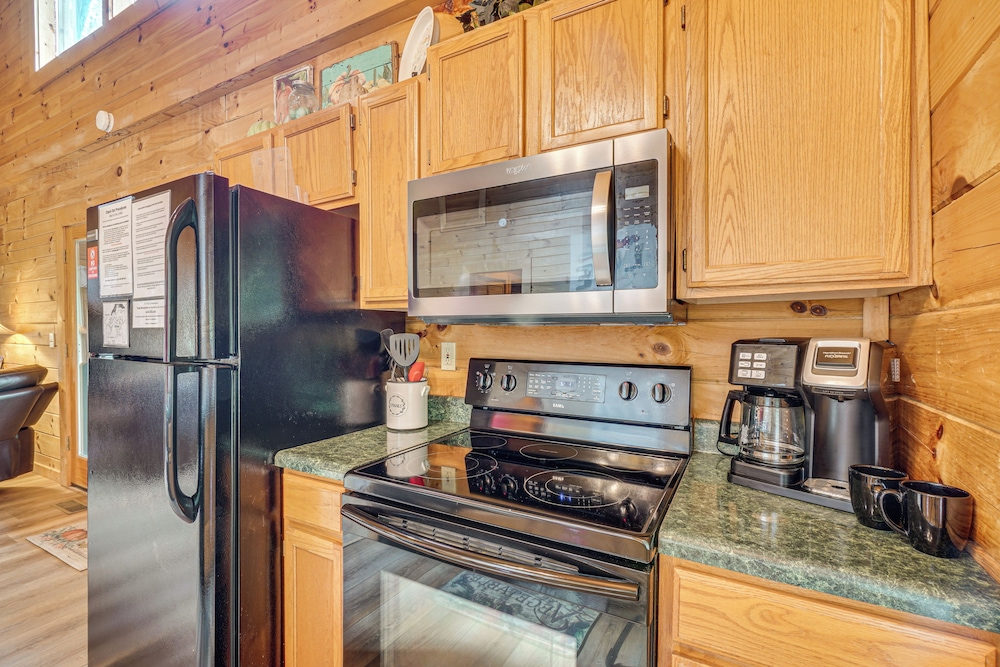 Private Hot Tub: Lake Resort Cabin in Sevierville!