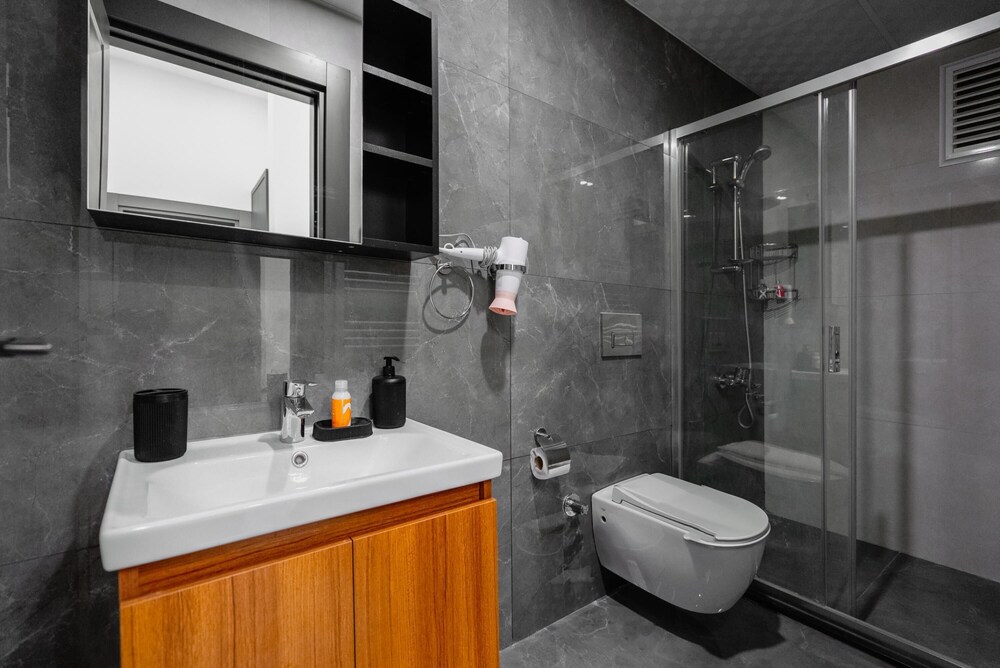 Stylish Flat w Balcony Near Lara Beach