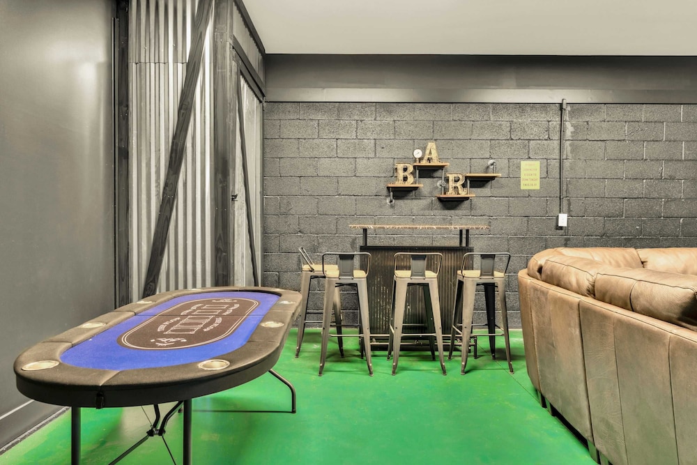 2 Hot Tubs Karaoke Game Room Downtown Nashville