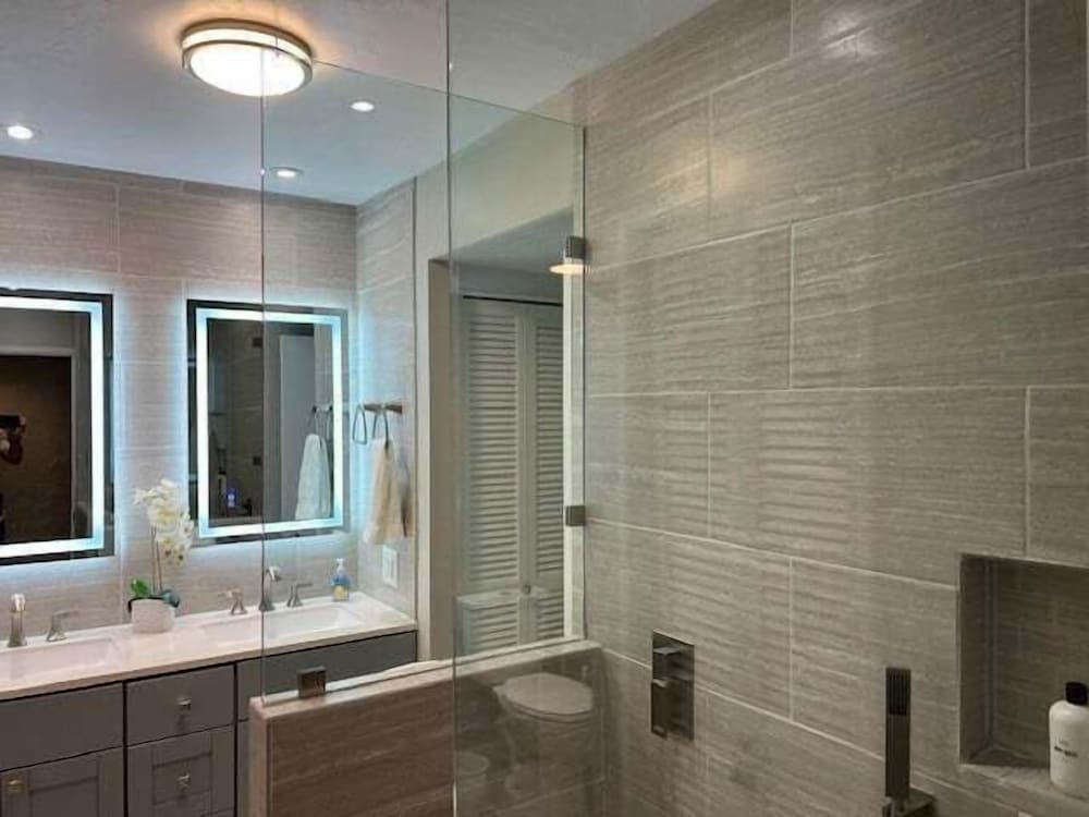 Great Location - Modern Island Condo - Vrkcv