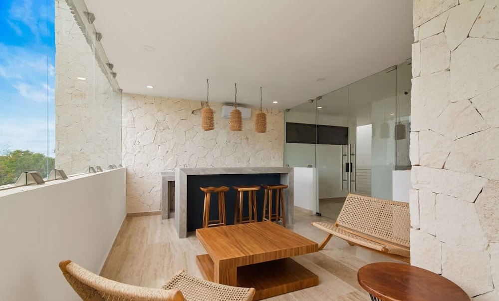 Prime Location 2 BR Apartment With Natural Ligthed LX Amenities by Waves Management