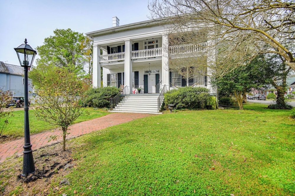 Historic Manor w/ Screened Porch in Elizabeth City