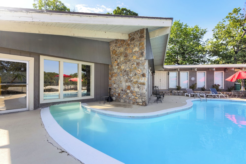 Bass Point Bliss - Resort Rental on Lake of the Ozarks Shoreline