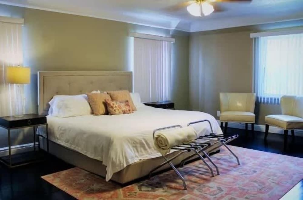 Spacious 5br Sleeps 10 University District 5 Bedroom Home
