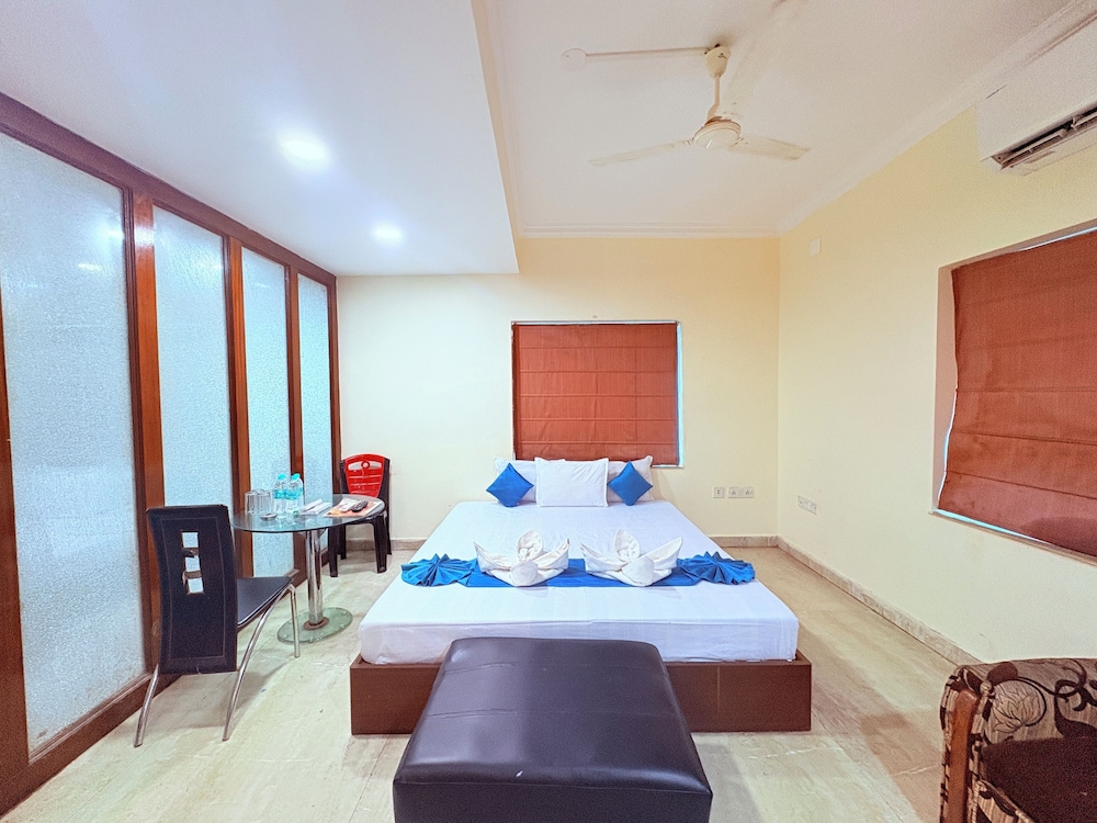 Hotel Park Prime with Swimming Pool