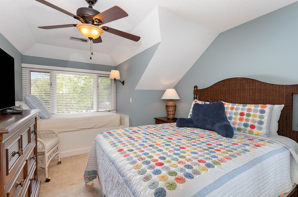 Remodeled 2 story, 3 bedroom villa with a loft - 2B Gloucester Terrace 3 Villa view 4