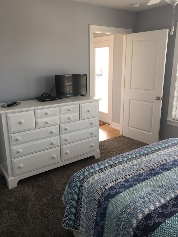 Best Day Ever 4 Bedroom Home by RedAwning