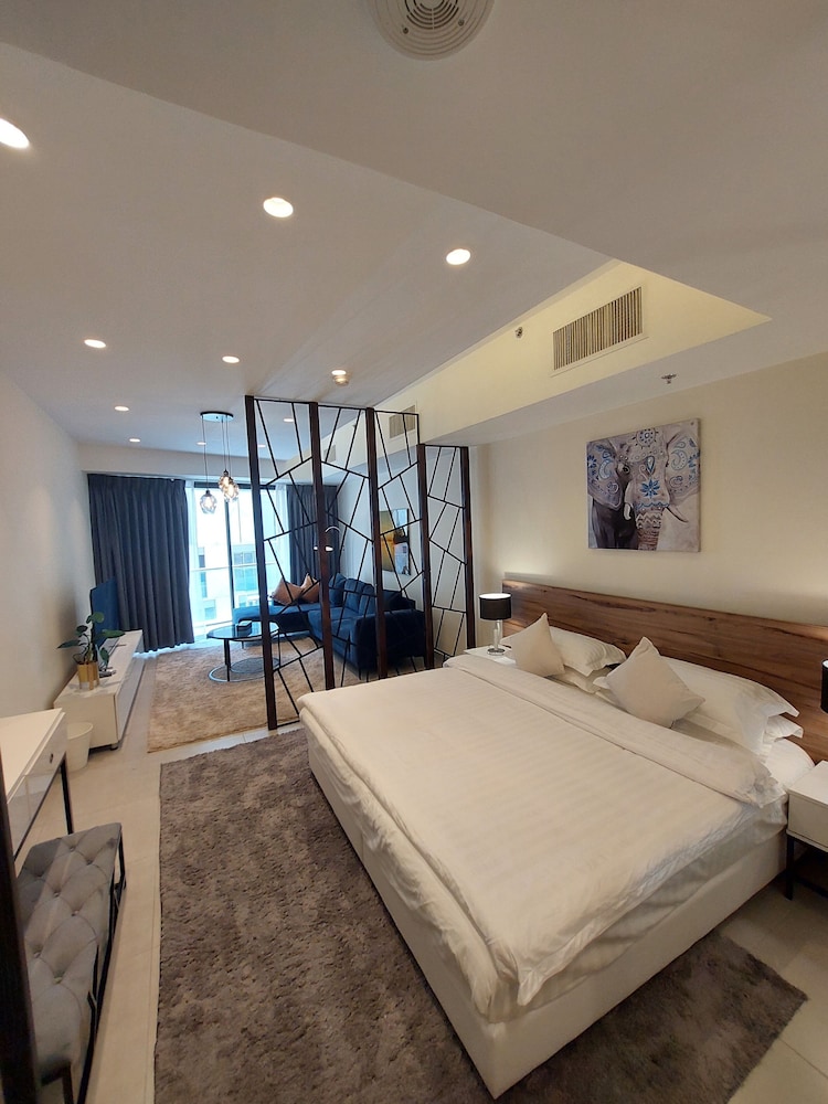 Luxury Furnished Apartment - Damac Tower view 3