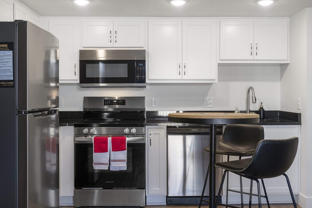 Modern Yote Condo at Roark Creek