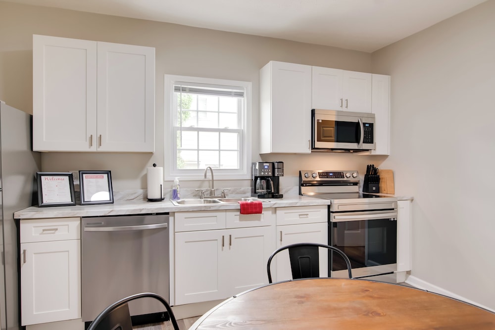 Hilltopper Convenience: Modern Duplex Near WKU