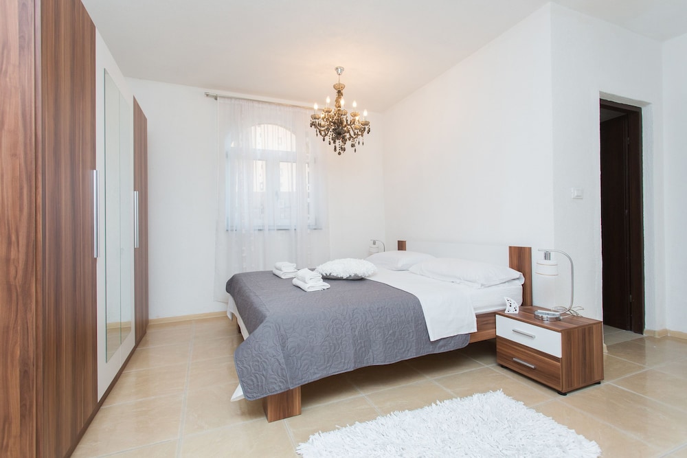 Apartments Tea & Nika view 3