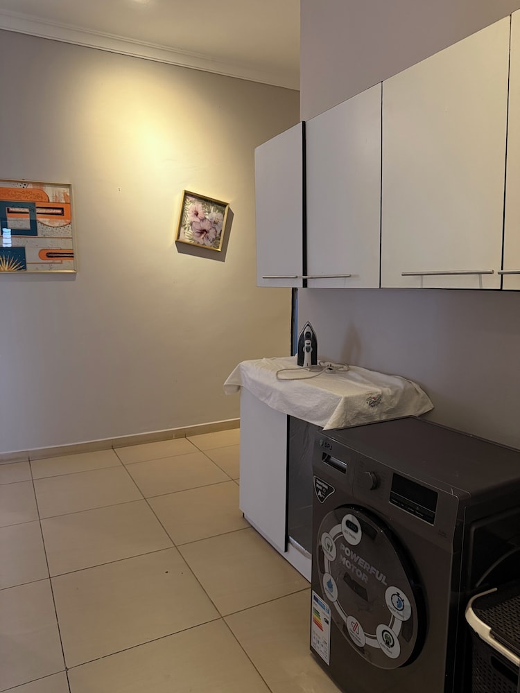 Spacious & Modern 3-bedroom Foxdale