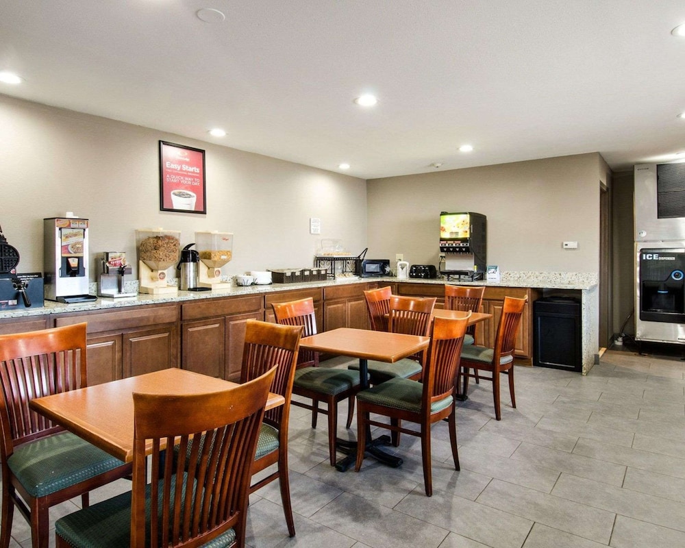 Econo Lodge Inn & Suites view 3