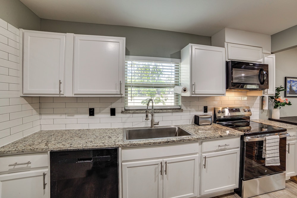 Walk to East Texas A&m! Home w/ Pet-friendly Yard