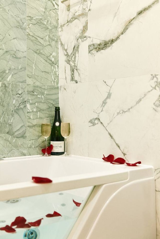 Lavie Maison Central Marais AC Hot Tub