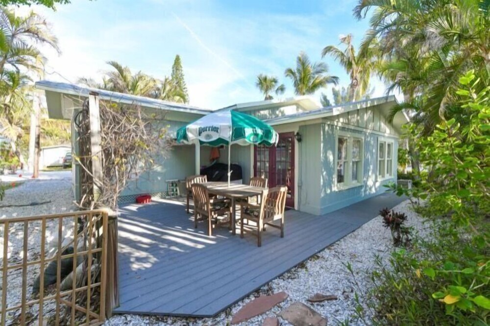 110 31st St 2 Bedroom Cottage by RedAwning view 4