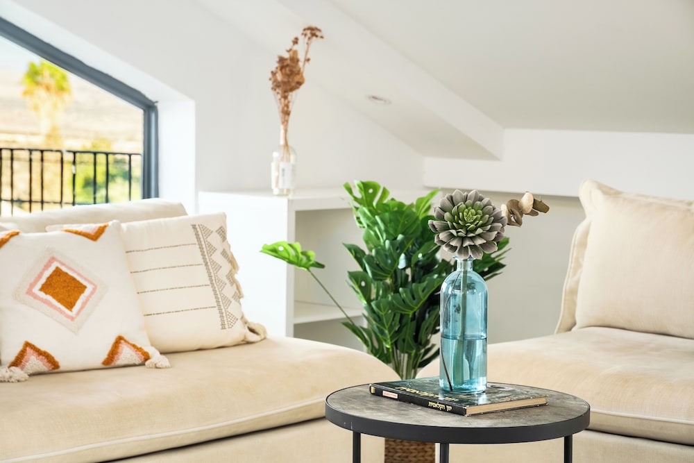 Sunny Hilltop Hideaway by Sea N' Rent