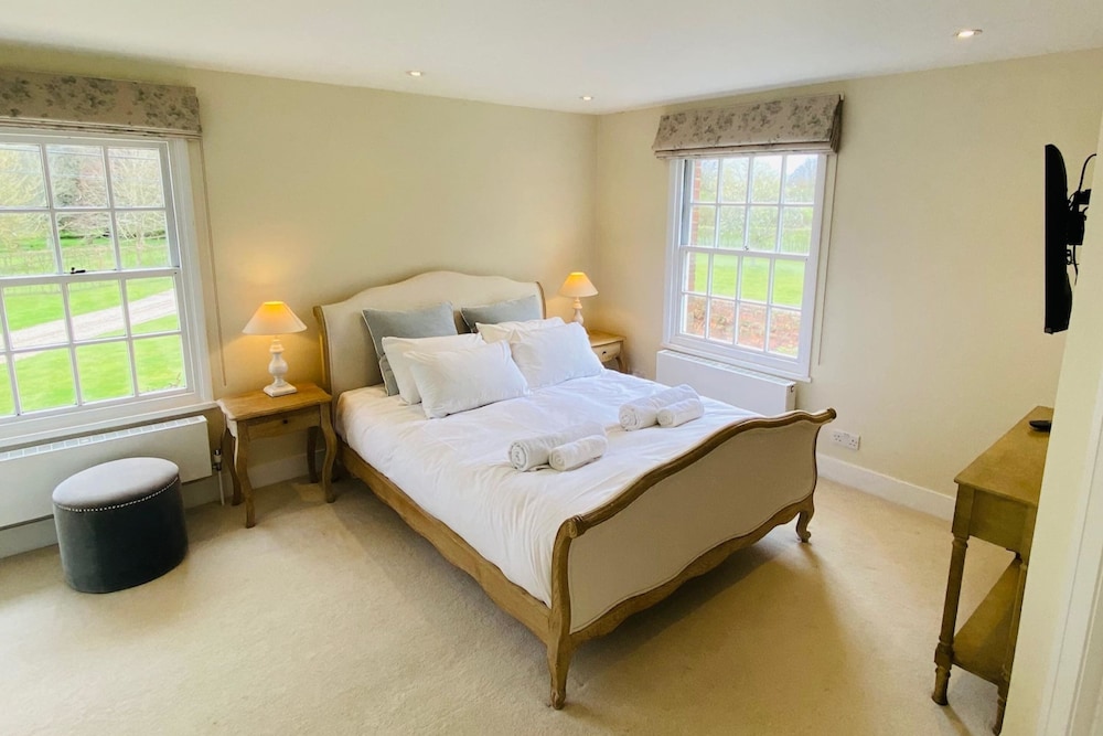 Stunning 6-bed Country House With Heated Pool view 4
