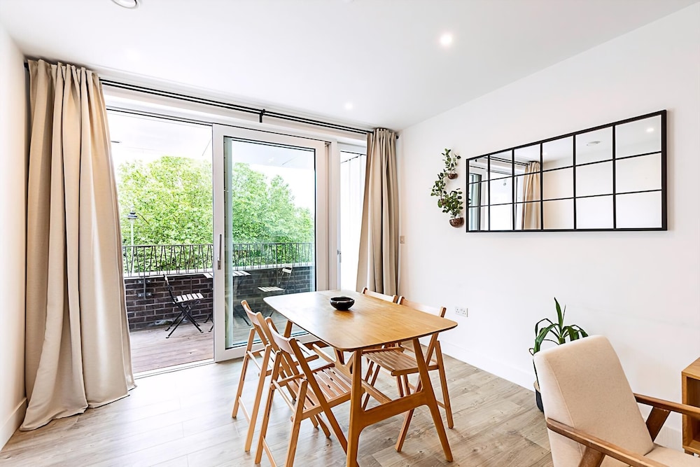 Modern 2-bed Flat With Terraces in Leyton