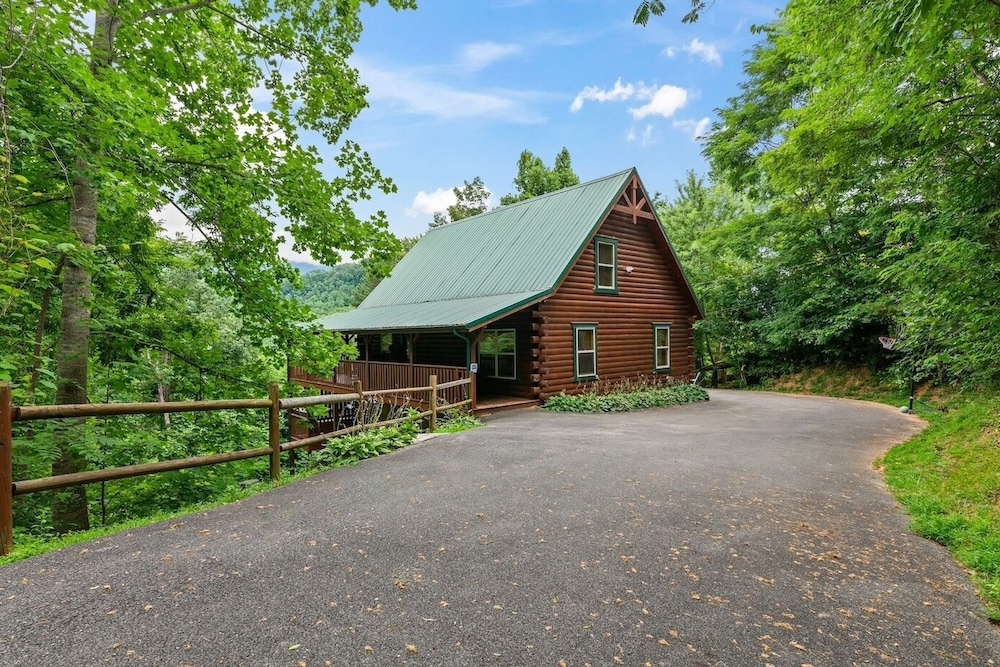 Triple Mountain View Stunning 4 BDR Cabin w/ Private Hot Tub, Game Room