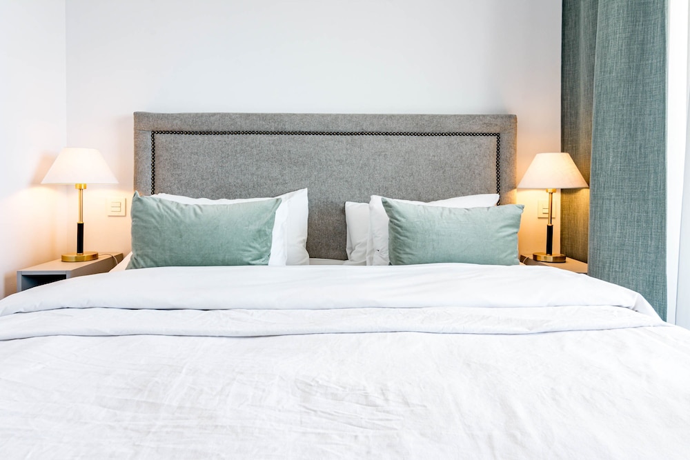 OV2 1B - Bright and Modern 3 Bedroom Apartment