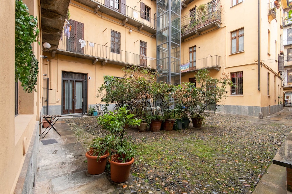 Charming Studio near Piazza Castello view 5