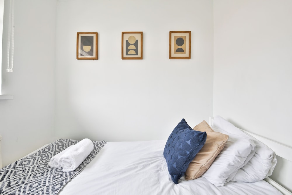3 Bed House with Private Parking