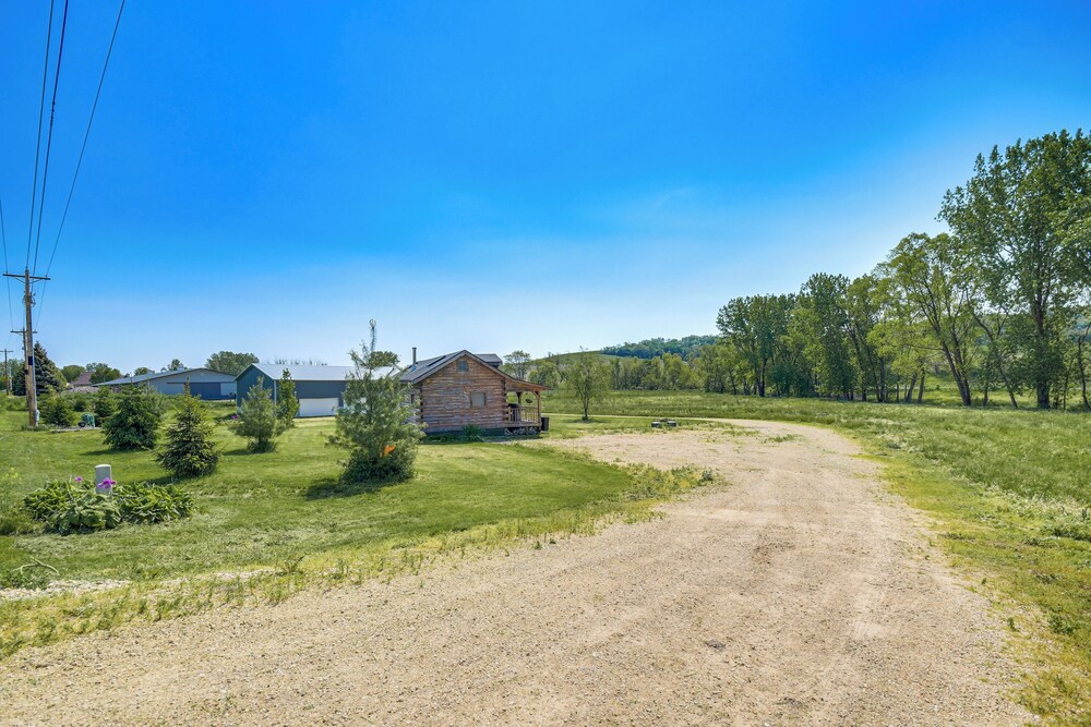 Bellevue Log Cabin w/ Gas Grill & Creek Access
