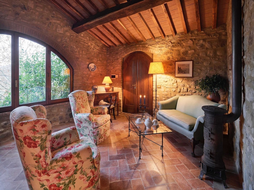 Farmhouse in Borgo Antico view 5